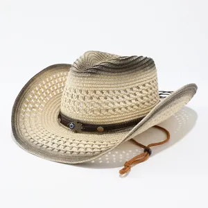Detailopname van de western strohoed met hamsa metalen bedel en ademend opengewerkt patroon.