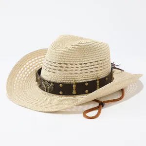 Cappello da cowboy in paglia beige con fascia in pelle marrone e stemma aquila per esterni.