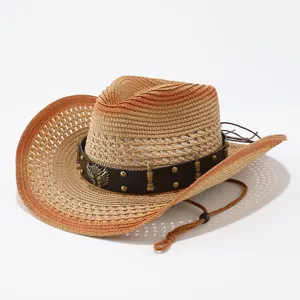 Dettaglio cappello cowboy in paglia traforata, tesa larga ricurva, fascia in pelle con borchie.