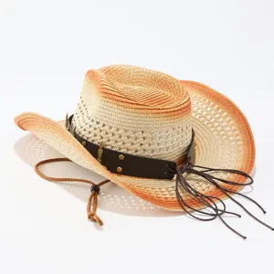 Vista dettagliata del cappello da cowboy in paglia traforata con tesa sfumata e frange.