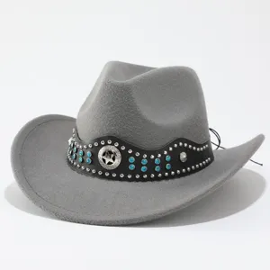 Grauer Filzhut im Western-Stil Detail mit dekorativem nietenverzierten Lederband und Stern.