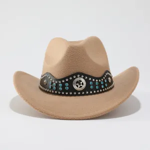 Detailansicht des Woll-Cowboyhatts mit nietenbesetztem Lederband und Sternakzent.