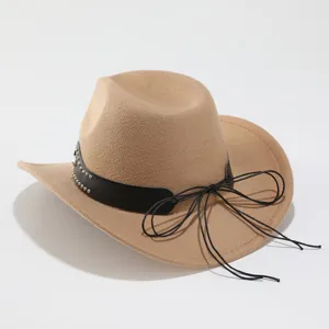 Detailaufnahme des Wollfilz Western Cowboy Hutes mit schwarzem Lederband, Nieten und Kordel.