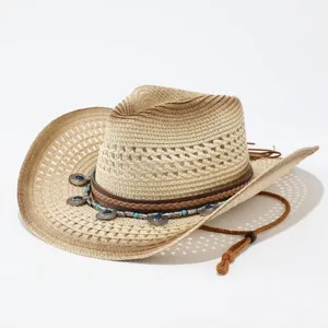 Westlicher Stroh-Cowboyhut mit atmungsaktivem Lochdesign, Lederband und türkisfarbenen Anhängern.