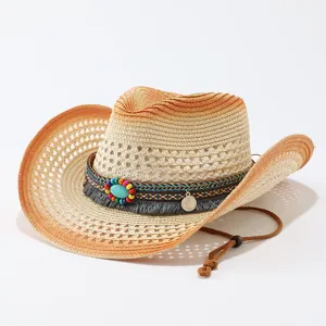 Verlopen strooien cowboyhoed met kralenband en opengewerkt design voor zomerzonbescherming.