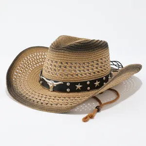 Vintage strooien cowboyhoed met verlooprand, lederen band en metalen stierenkop decor.