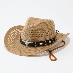 Gedetailleerd uitzicht op een western strohoed met metalen stierenschedel en sterren voor de zomer.