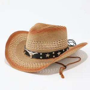 Western cowboy strohoed detail, met zwarte lederen band en metalen sterren klinknagels.