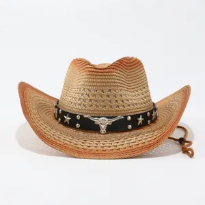 Close-up van westerse cowboy strohoed met metalen stierenschedel en studs op de band.