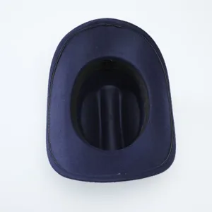 Vista dettagliata dell'interno del cappello da cowboy in feltro blu con etichetta taglia 57.
