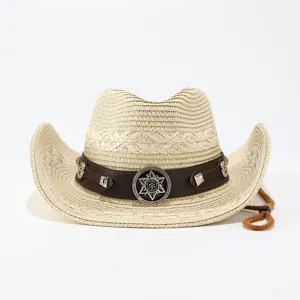 Dettaglio del cappello da cowboy in paglia con fascia in pelle, rivetti e stella.