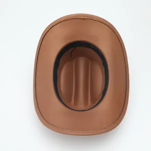 Dettaglio cappello da cowboy western marrone con struttura interna e taglia 57.