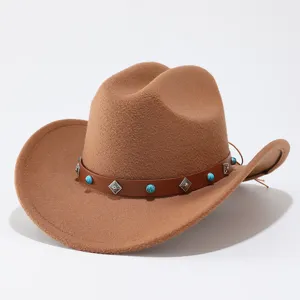 Chapeau de cowboy occidental en feutre marron avec bande en cuir et turquoise.