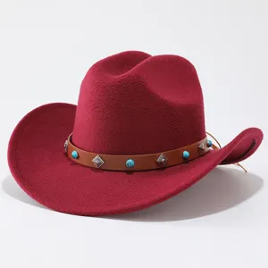 Gros plan detail du chapeau de cowboy western en feutre rouge avec bande en cuir.