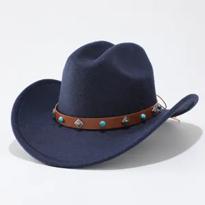 Vue détaillée d'un chapeau de cow-boy western en feutre bleu marine avec bande en cuir.