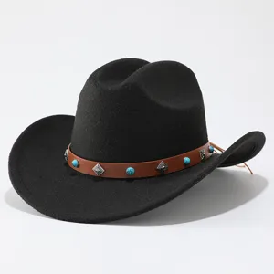 Gros plan détail du chapeau de cowboy occidental noir avec bande en cuir et turquoise.