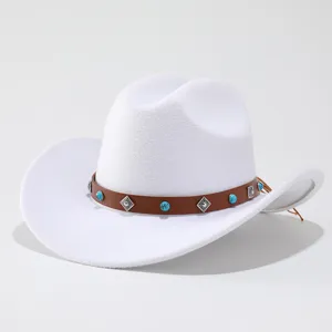 Vue détaillée du chapeau de cow-boy occidental blanc avec bande en cuir et clous turquoise.