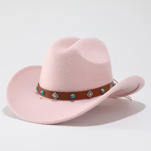 Détail du chapeau de cowboy occidental rose avec perles turquoise et ceinture en cuir marron.