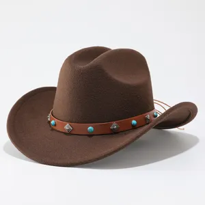 Chapeau de cowboy western en feutre de laine marron rétro avec bande en cuir et rivets turquoise.