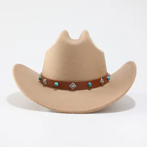Gros plan détaillé d'un chapeau de cowboy western vintage en feutre de laine avec bande.
