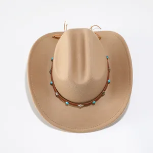 Vue détaillée d'un chapeau de cowboy occidental en laine khaki avec bande de cuir turquoise.