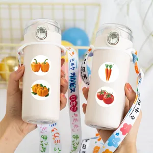 Bottiglia d'acqua in plastica portatile con adesivi di verdure e cinturino per bambini.