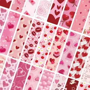Vue détaillée de marque-pages romantiques roses de la Saint-Valentin avec des motifs de cœur.