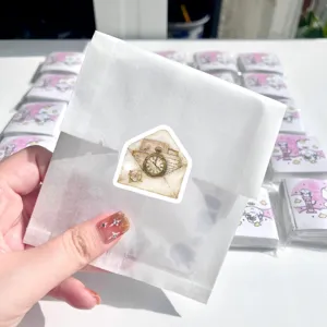 Gros plan détail de l'autocollant enveloppe rétro montre de poche pour journal DIY.