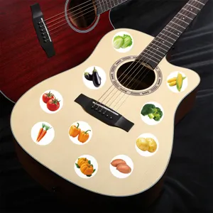 Primo piano di adesivi di verdure realistici applicati sulla chitarra per decorare.