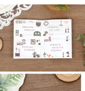 Detailansicht des grünen Heimästhetik-Stickerbuchs mit gemütlichen Pflanzen-Illustrationen.