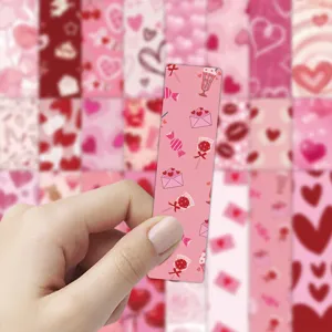 Gros plan d'un marque-page rose romantique pour la Saint-Valentin avec motifs de cœurs.