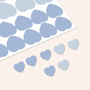 Vista di dettaglio di adesivi a cuore con pois blu per agenda e articoli di cancelleria.