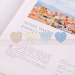 Note adesive carine a forma di cuore a pois vista di dettaglio per agenda e diario.