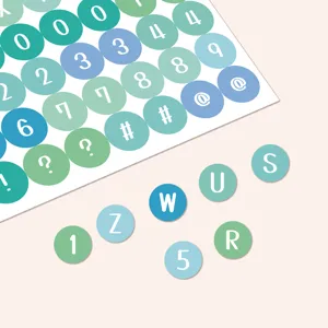 Nahaufnahme bunter runder Buchstaben- und Nummernsticker für Tagebuch Indexing.