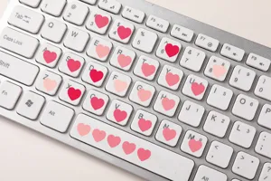Vue detaillee d'autocollants de planificateur de coeur rose, etiquettes decoratives.