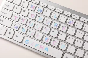 Ensemble d'autocollants de lettres alphabetiques doigtes de couleur pour la decoration du clavier.