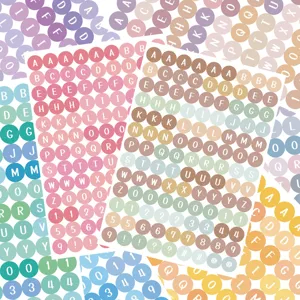 Nahaufnahme von runden Pastell-Alphabet- und Zahlenpunkt-Aufklebern für Journaling.