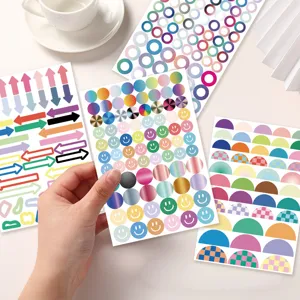 Vue détaillée de feuilles d'autocollants décoratifs colorés avec des visages souriants.