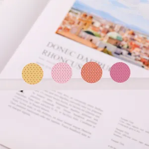 Vista dettagliata di adesivi rotondi colorati a pois per agenda e organizzazione.