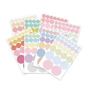 Vista dettagliata di adesivi rotondi colorati a pois, etichette autoadesive per diario.