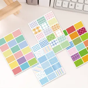 Nahaufnahme bunter Raster-Planer-Stickerbögen mit verschiedenen Kariert- und Unimustern.