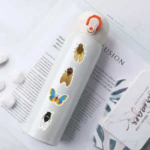 Bouteille isotherme en acier inoxydable avec de jolies autocollants d'insectes mignons.
