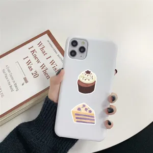 Coque de téléphone blanche avec de jolis autocollants de gâteau cupcake dessert pour usage.