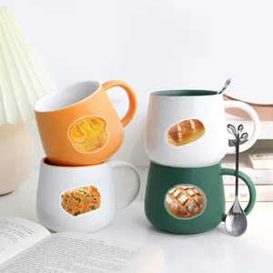 Tazze da caffè in ceramica creative con simpatici adesivi di pane per la cucina di casa.