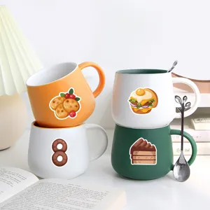 Ensemble de tasses à café en céramique avec motifs de nourriture, idéal pour la maison et le bureau.