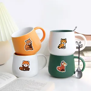 Set di tazze da caffè in ceramica con simpatici adesivi di animali per uso quotidiano.