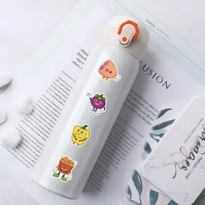Botella termo de acero inoxidable con bonitos adhesivos de comida de dibujos animados.