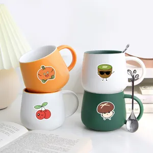 Bonito juego de tazas de café de cerámica con adorables patrones de frutas para el hogar diario.