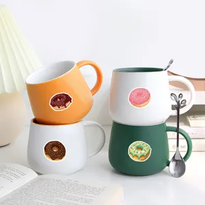 Set di tazze da caffè in ceramica con simpatici adesivi, perfetta decorazione da tavolo.