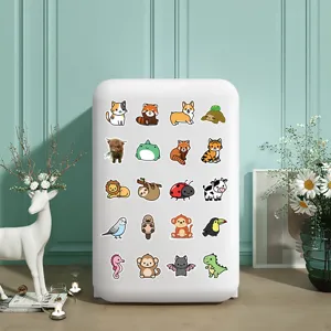 Vista dettagliata di adesivi di animali carini, impermeabili per laptop e valigia.